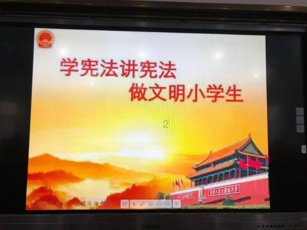 专注问答交流,这是什么鸟,吃什么的?飞到家里来,不肯出去,外面下着雨,和飞蛾一样一直撞灯。等你来问